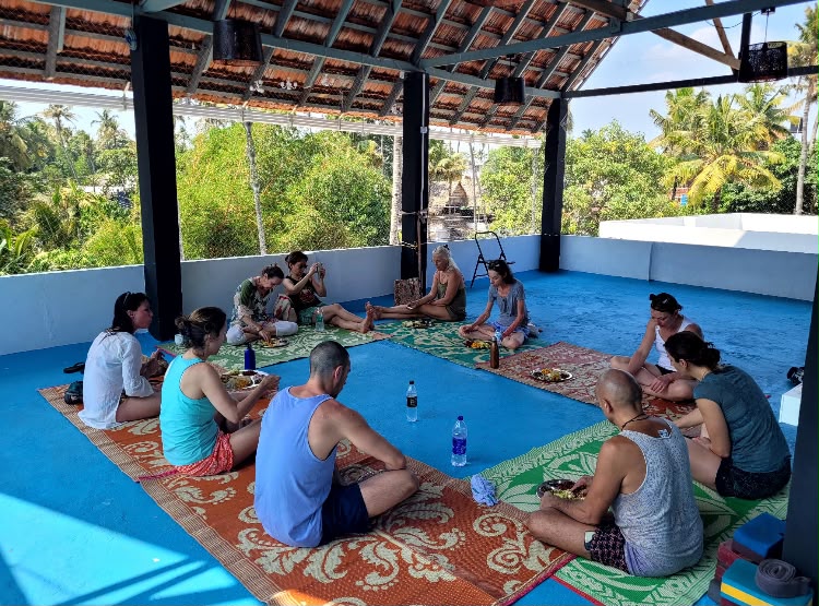 Repas en silence sur la shala