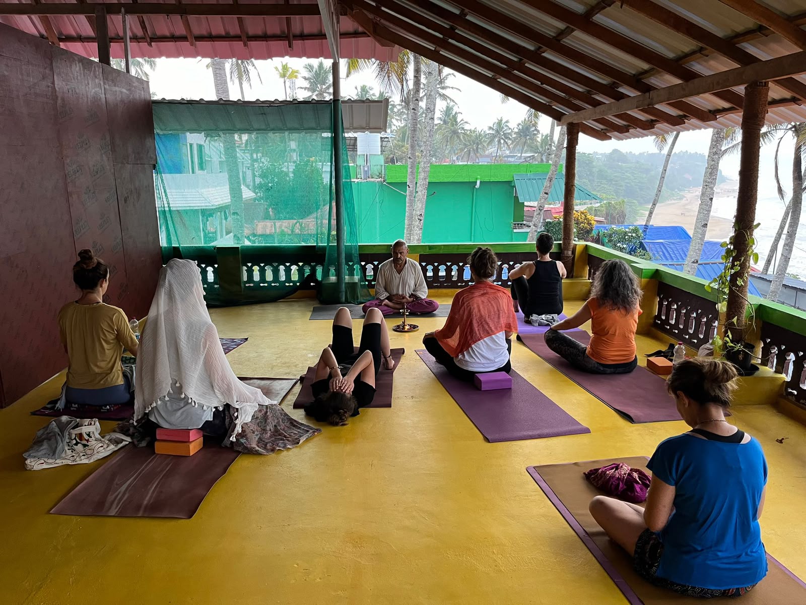 Cours collectif sur la shala jaune face à la plage