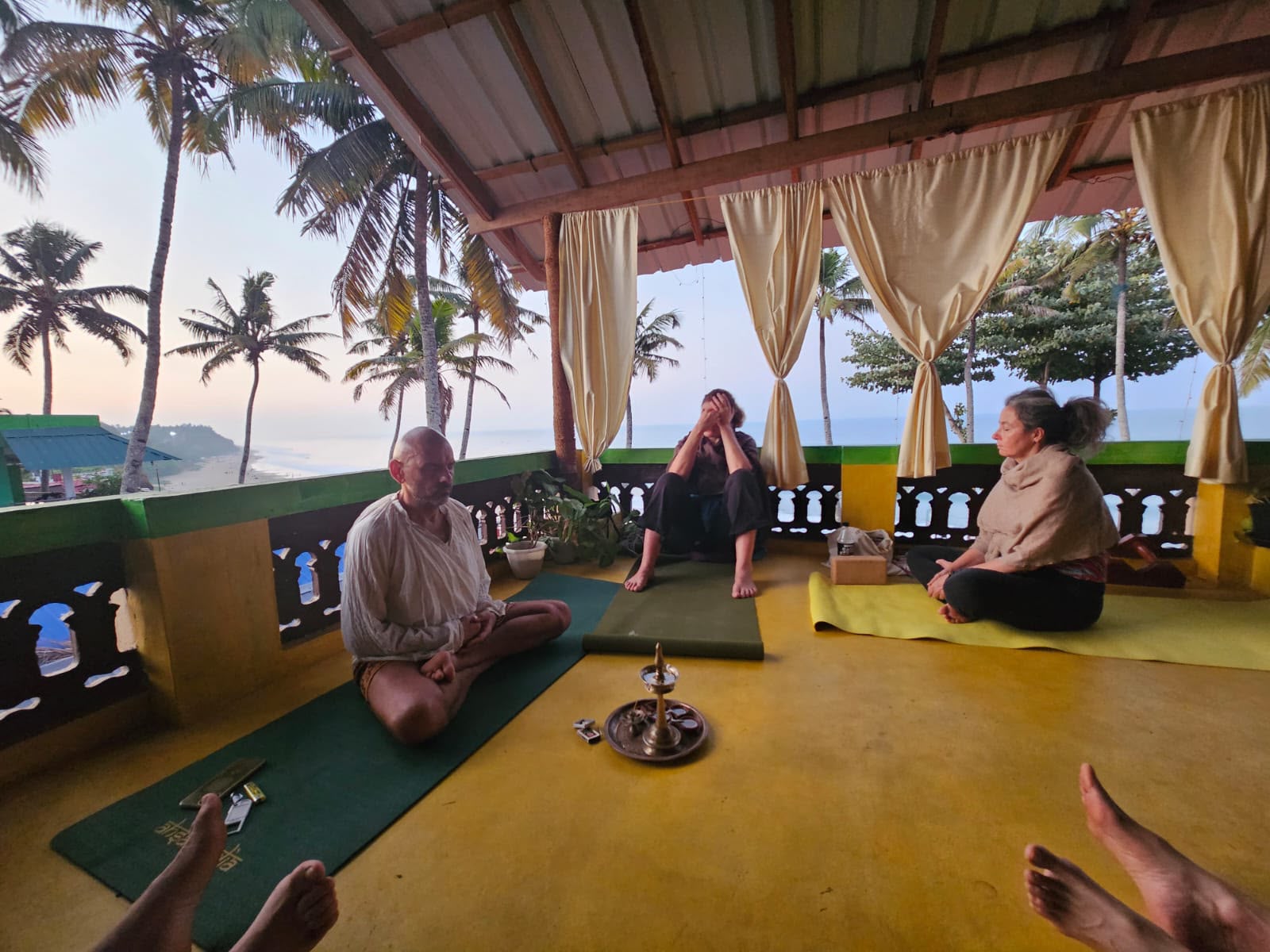 Méditation à l'aube sur la terrasse face à l'océan