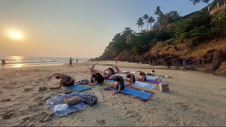 Yoga sur la plage au coucher du soleil