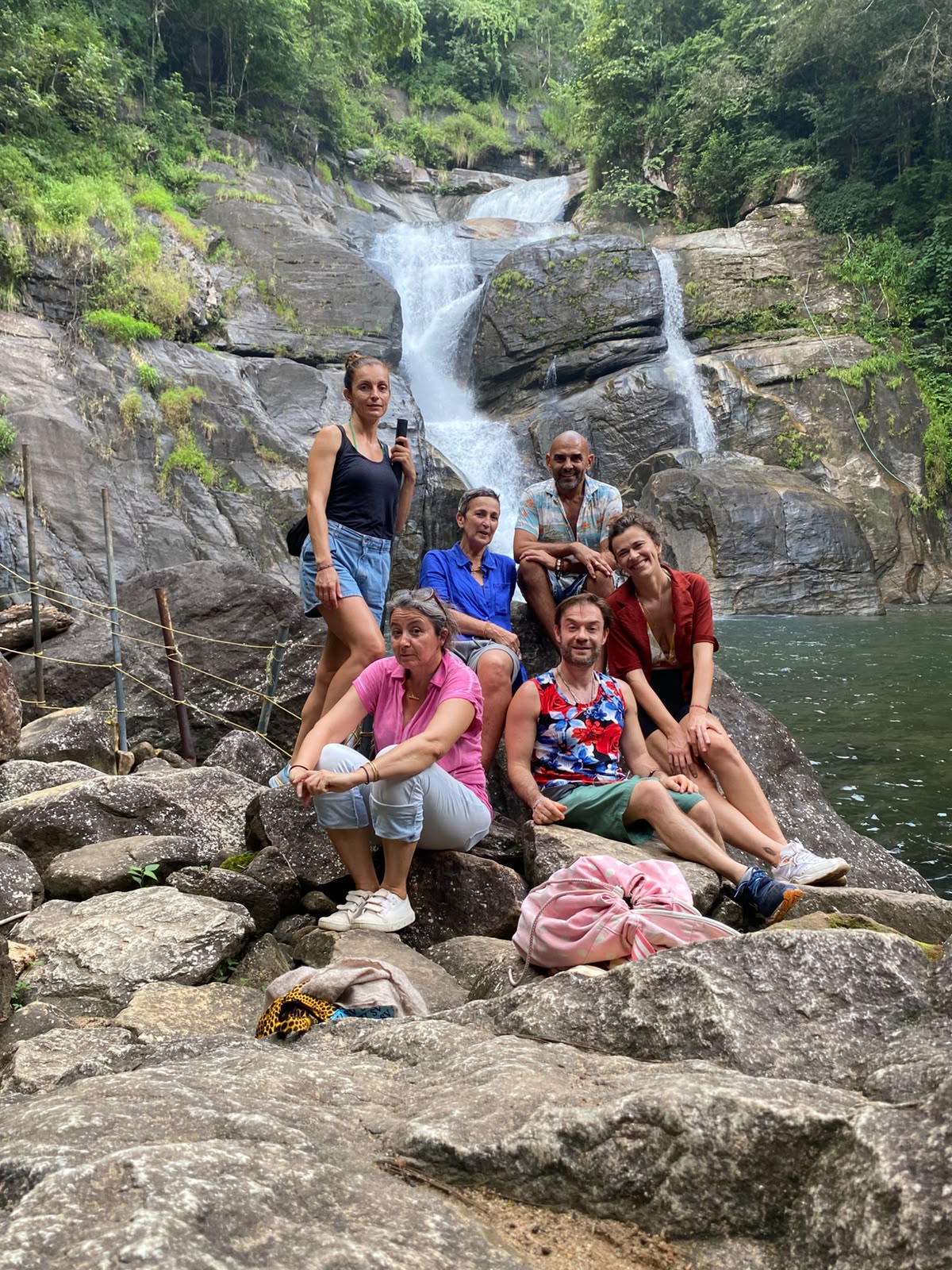 Le groupe devant une cascade du Kerala
