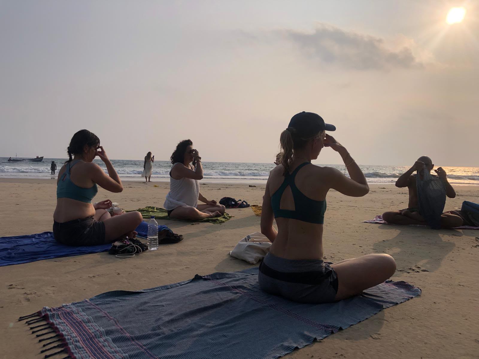 Pranayama sur la plage au lever du soleil